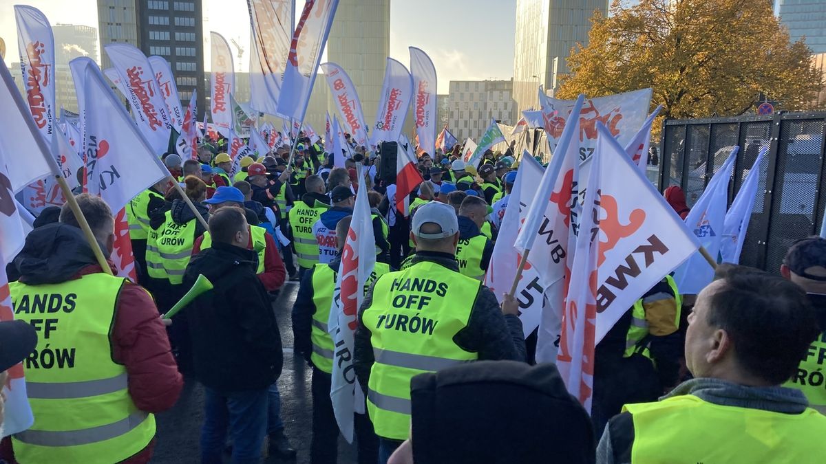 Ruce pryč od Turówa! Polští odboráři protestují před českým velvyslanectvím